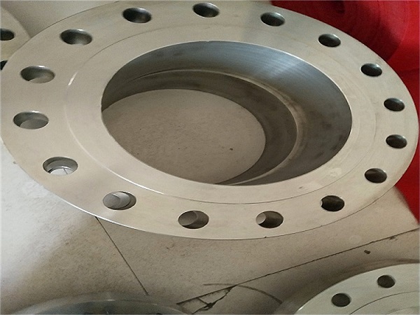 碳鋼法蘭煅燒沖壓加工全過程